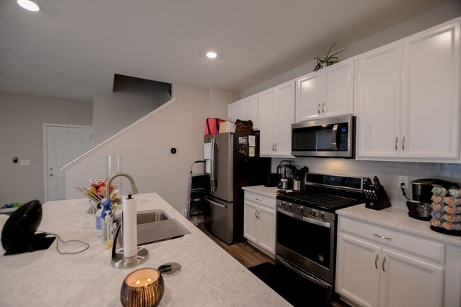 Building Photo - Bonus Loft and Basement!