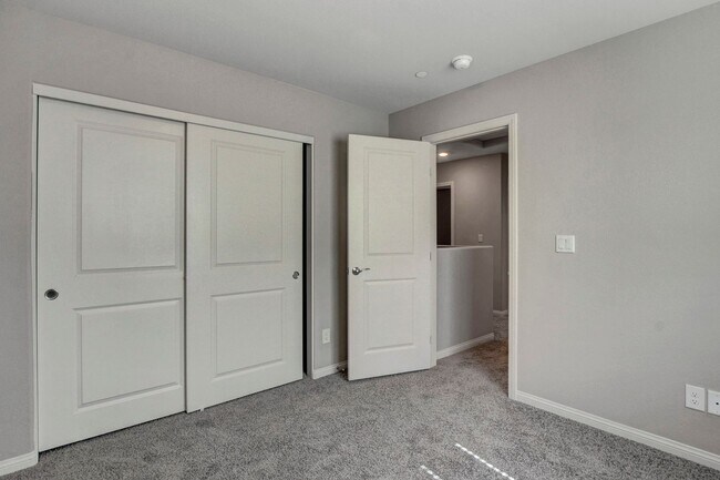 Building Photo - 2021 SINGLE FAMILY HOME IN GATED COMMUNITY