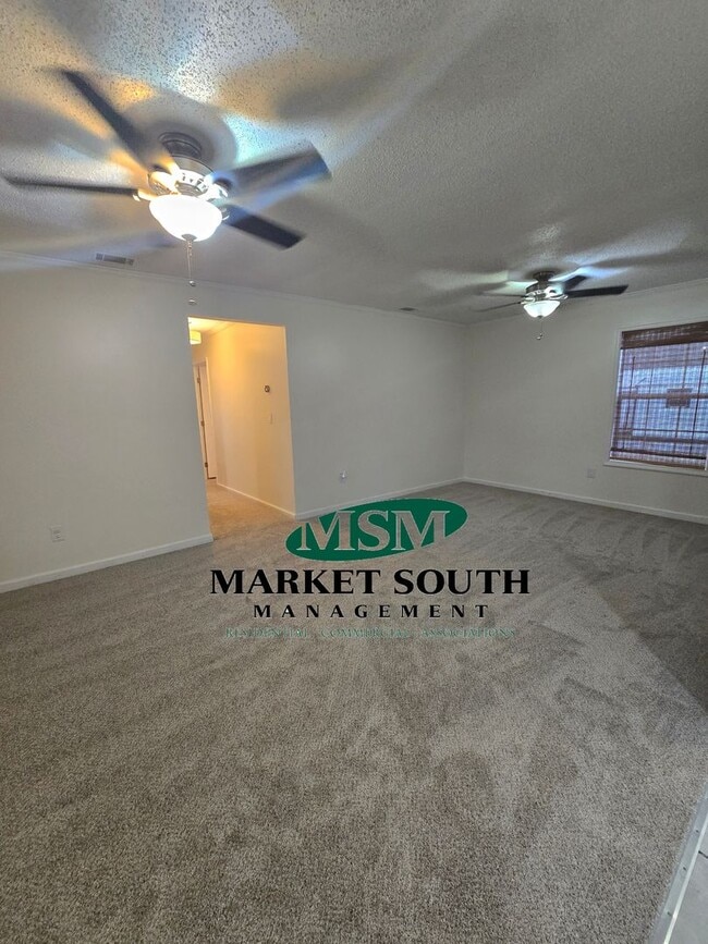 Building Photo - CUTE AND COZY THREE BEDROOM