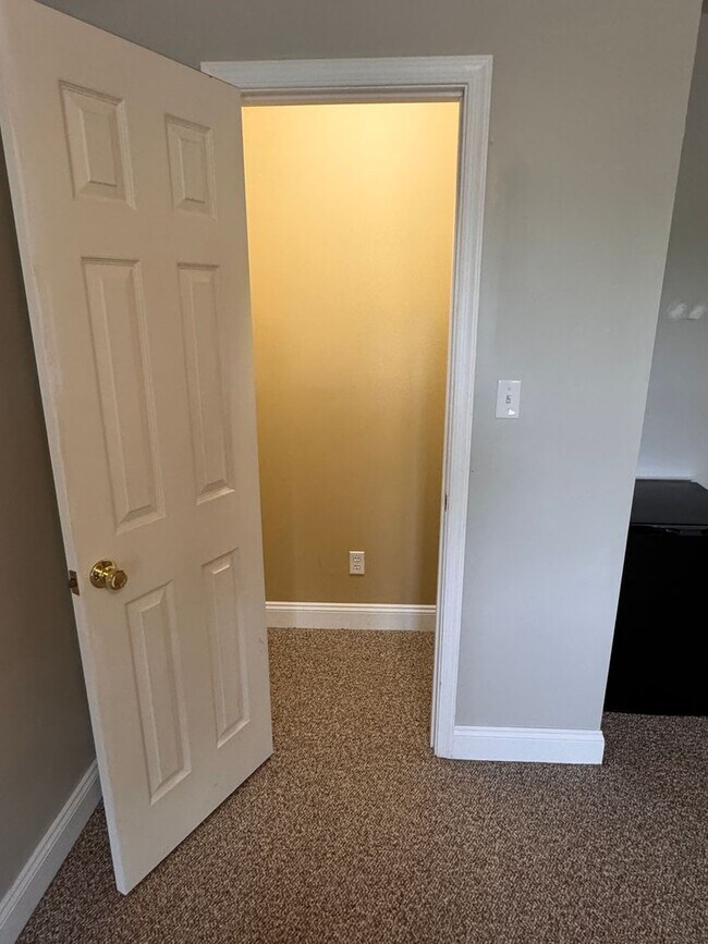 Building Photo - 3 Bedroom || 2 Full Bathroom & 2 Half Bathroom Townhome