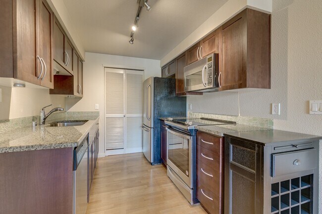 Building Photo - Beautiful 1 bed, 1 bath in Magnolia. Hardw...