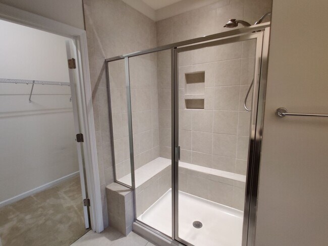 Building Photo - 4 Bedroom, 2.5 Bath Townhome in Savannah Townhomes