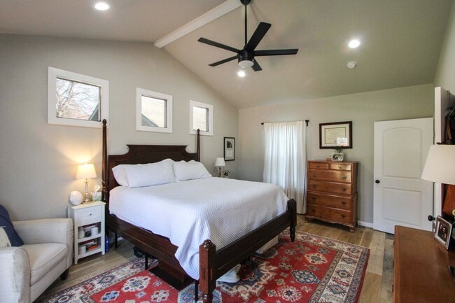 Building Photo - RENOVATED 3-BEDROOM HOME IN BEACON HILL