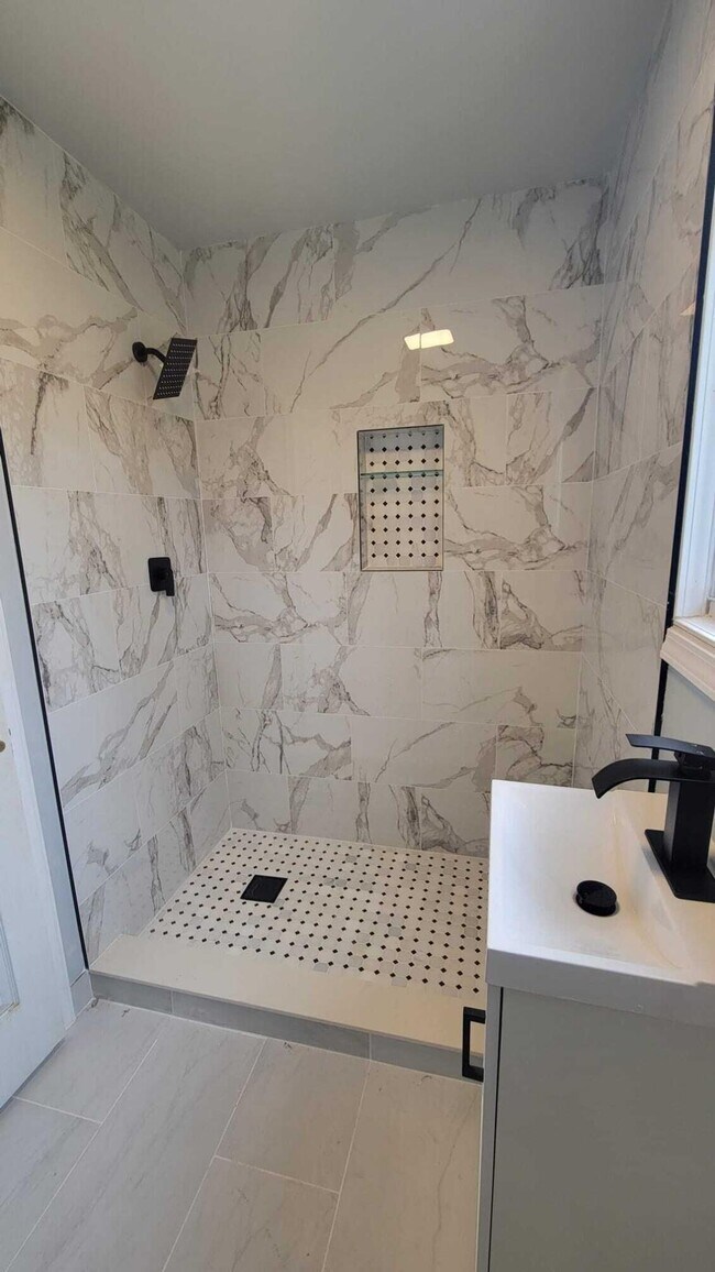 Building Photo - 655 Robinwood Dr