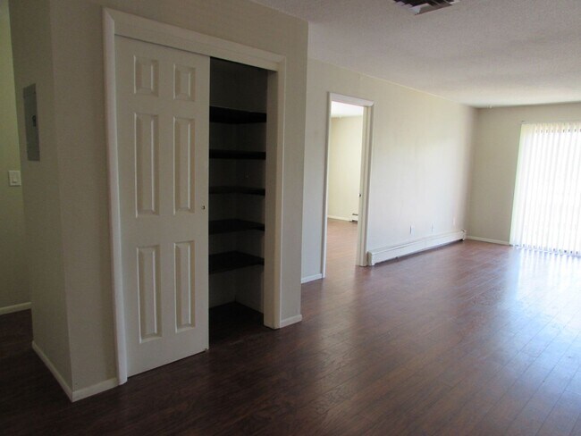Building Photo - Cozy 2 Bed 1 Bath Lakeside Drive Condo- APPLICATION PENDING
