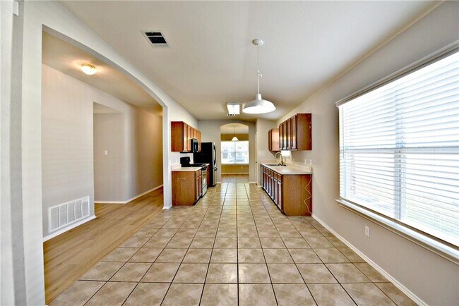 Building Photo - 510 Golden Gate Dr