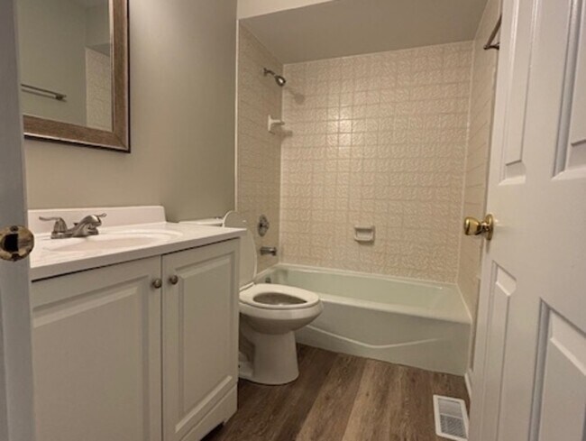 Building Photo - 654 Longview Dr
