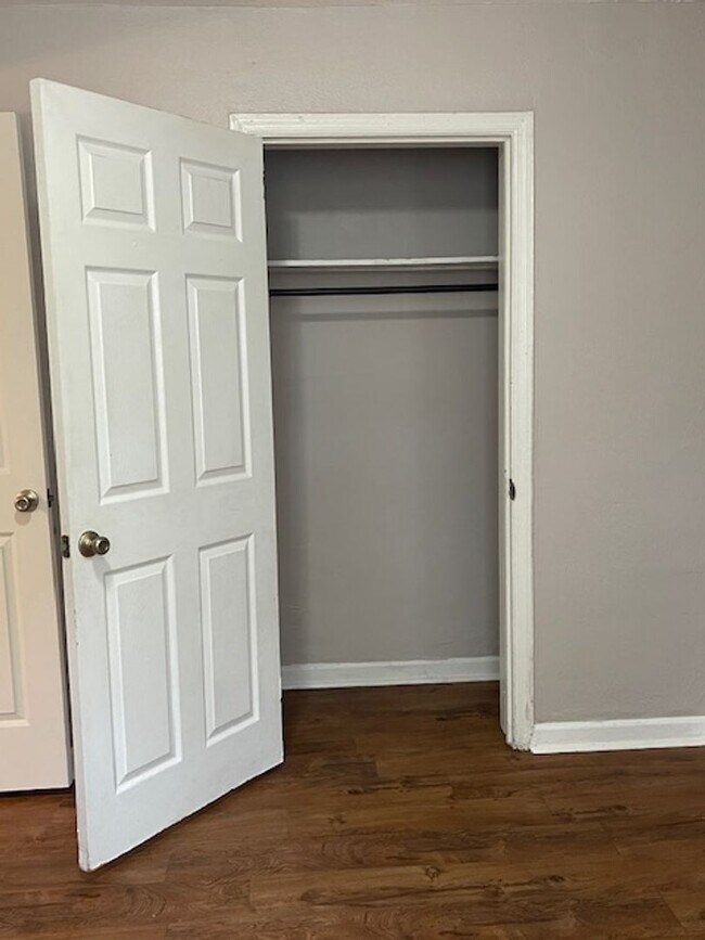 Building Photo - Updated Downstairs 2 Bedroom and 1 Bathroom Carriage House