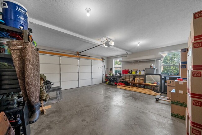 Building Photo - 2929 Feng Wy