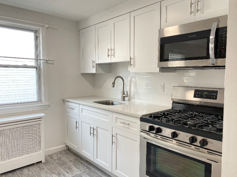 Building Photo - 34 E 7th St