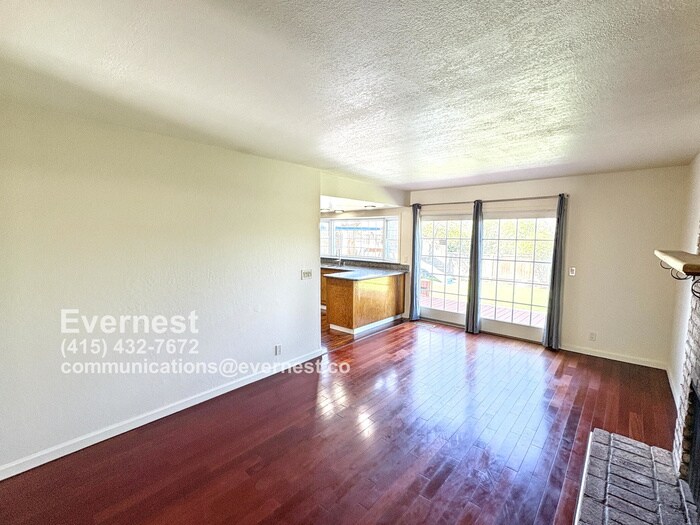 Building Photo - 1571 Sun Ln