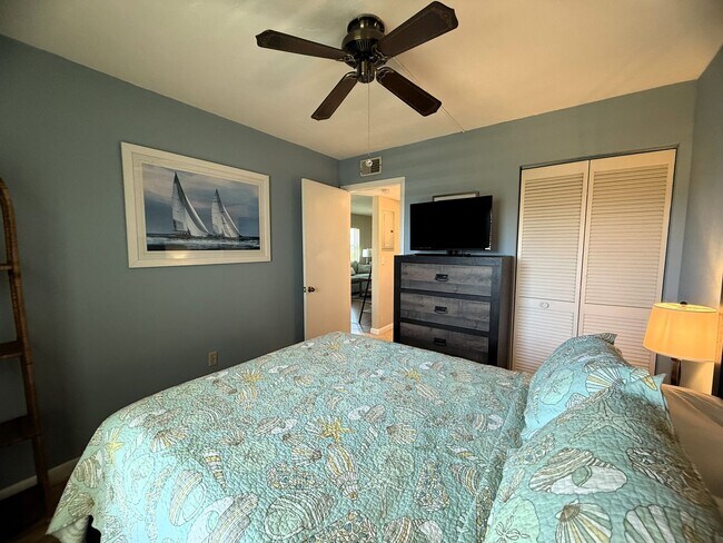 Building Photo - SEASONAL BEACH ACCESS 2/2 CONDO ON FT. MYERS BEACH!!!