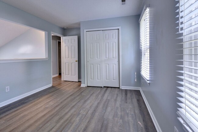 Building Photo - Well Maintained Coventry Home