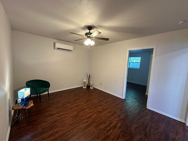 Building Photo - 2-Bedroom, Great Location, Off street parking!