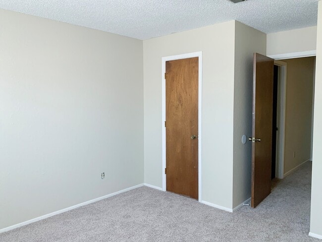 Building Photo - 2 Bed Townhouse with Garage! Convenient Lo...