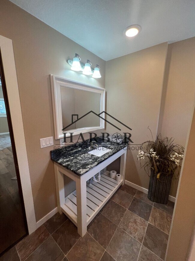 Building Photo - 807 1st Dr NW