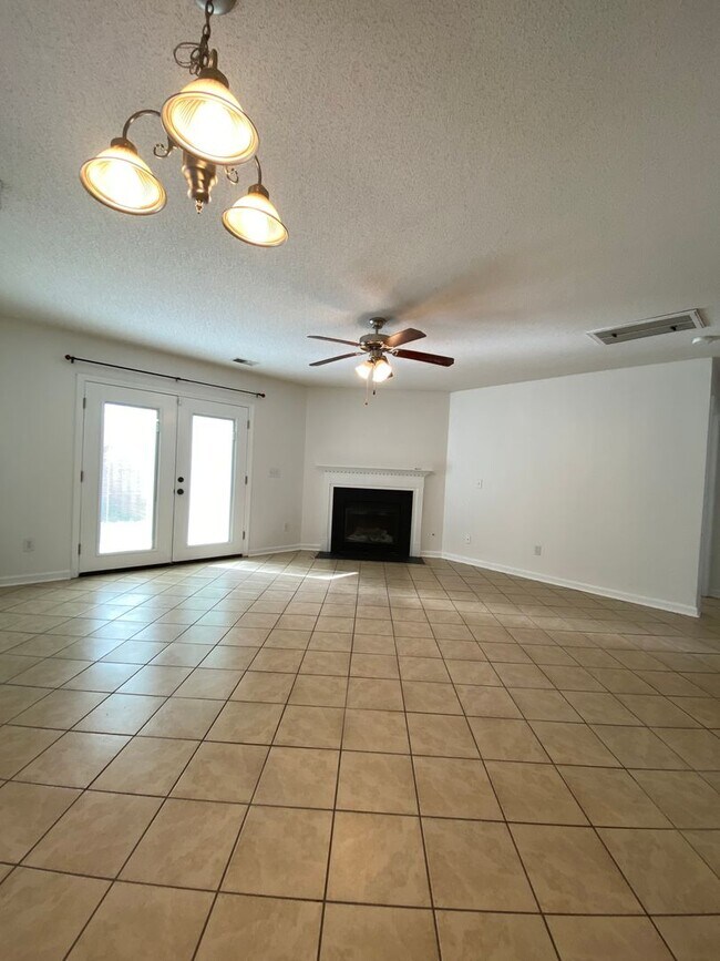 Building Photo - Adorable 3 Bedroom 3 Bath in Preston Green