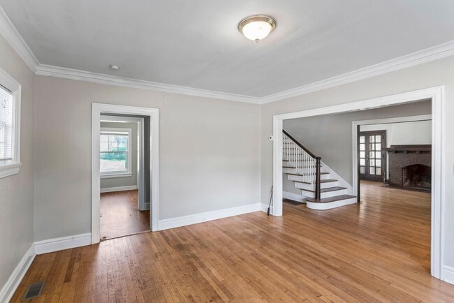 Building Photo - Charming 3-Bed Home Near UMKC with Hardwoo...