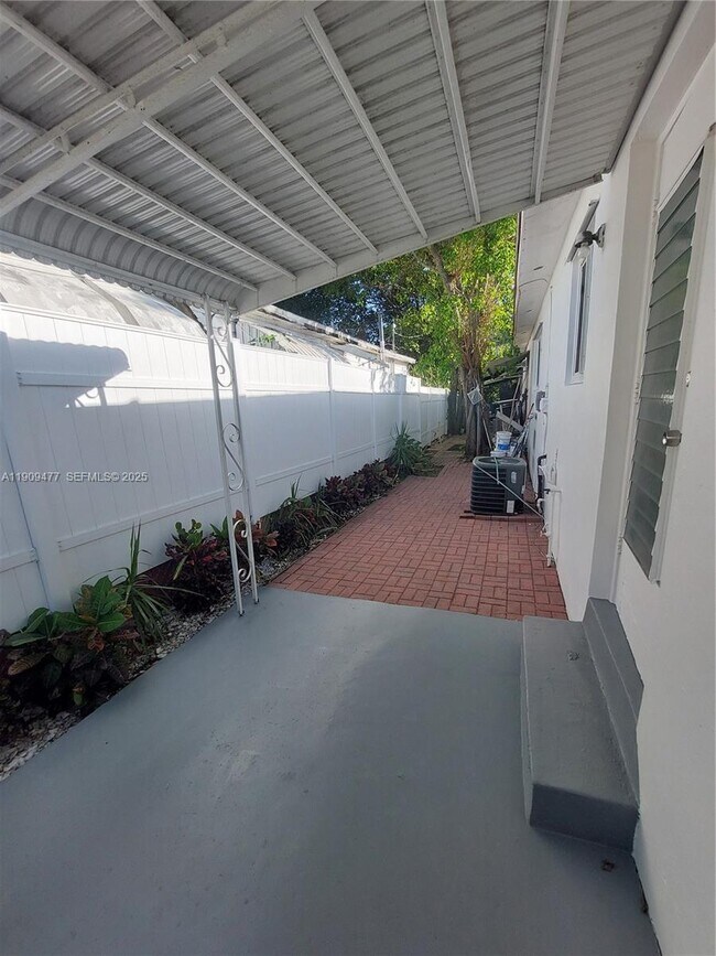 Building Photo - 2312 Van Buren St