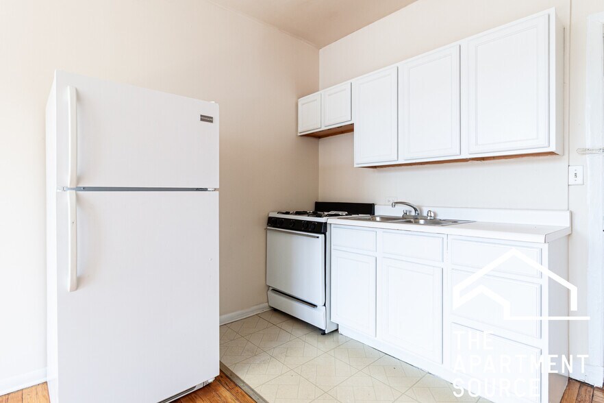 Primary Photo - 1050 W George St