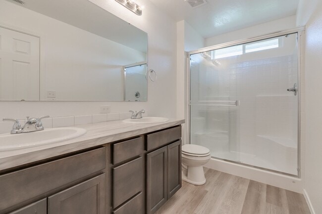 Building Photo - Beautiful 3 Bedroom Townhome for Lease!