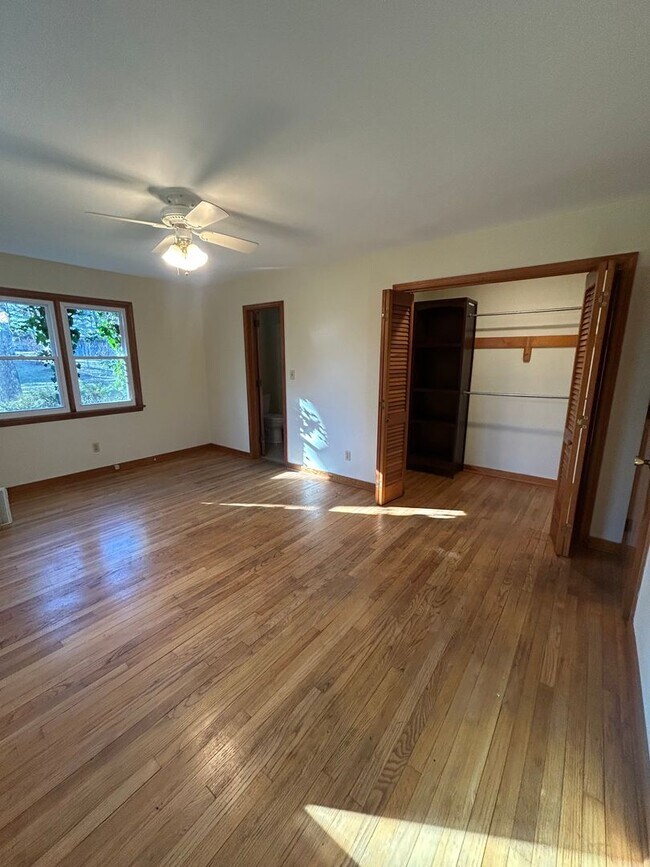 Building Photo - 3 bedroom, 3 bath house located in Park Forest