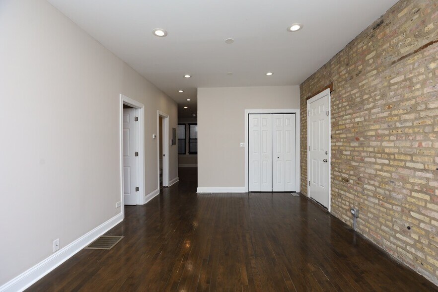 Building Photo - 2019 N Hoyne Ave