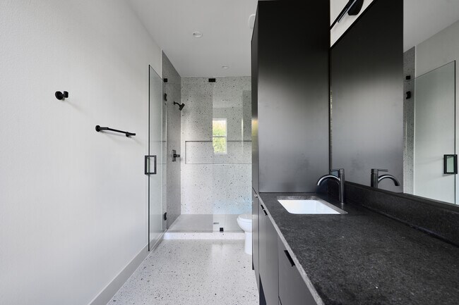 Building Photo - 412 Hackberry Ln