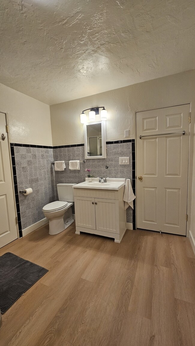 Building Photo - 476 E 7th Ave