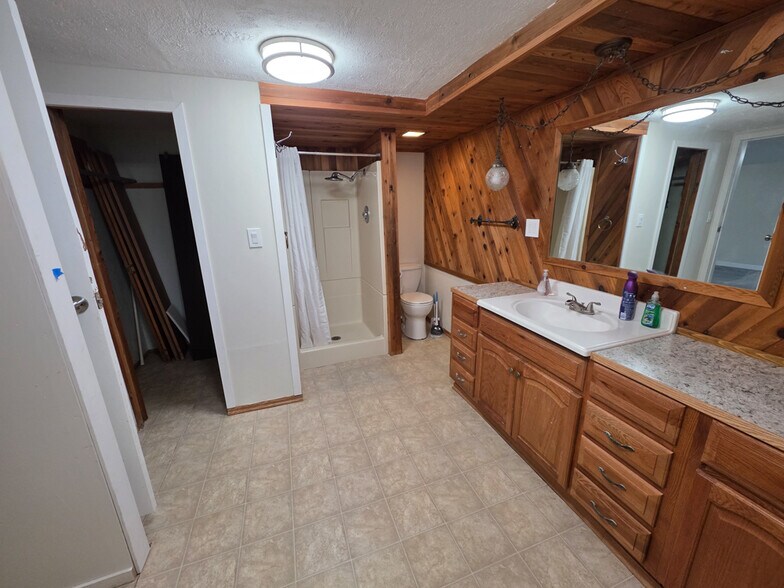 Building Photo - 4467 W 49th S