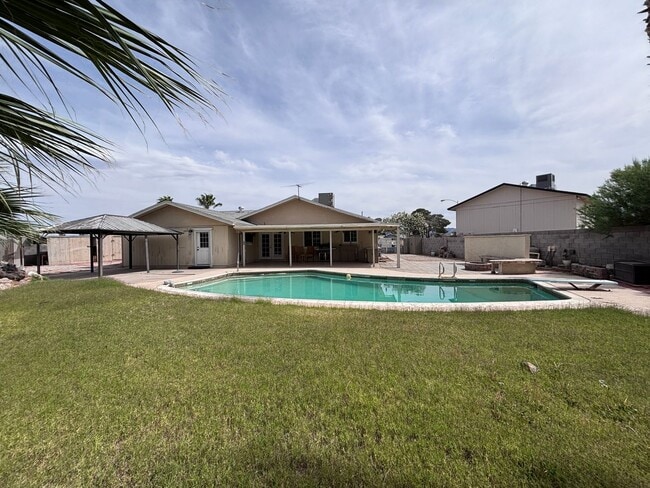 Building Photo - Spacious 4BR Single-Story with Pool, RV Parking & Large Lot Near Shopping & Dining