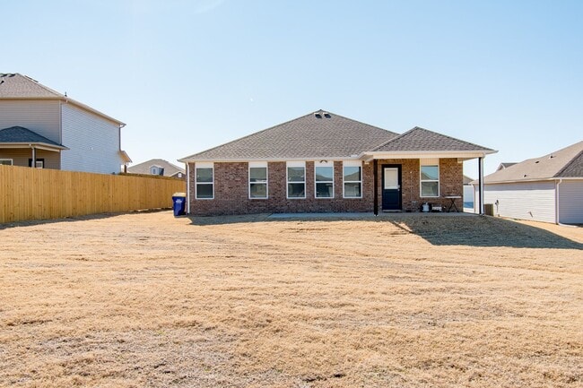 Building Photo - Well-Kept 4-bedroom 2 bath Home in Lowell!...