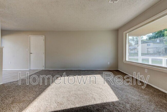 Building Photo - 2401 Piccadilly Cir