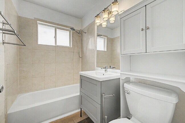 Building Photo - "Charming 3-Bedroom Duplex Retreat on Chester Street, Aurora – Cozy 1206 Sq Ft Home Awaiting Your...