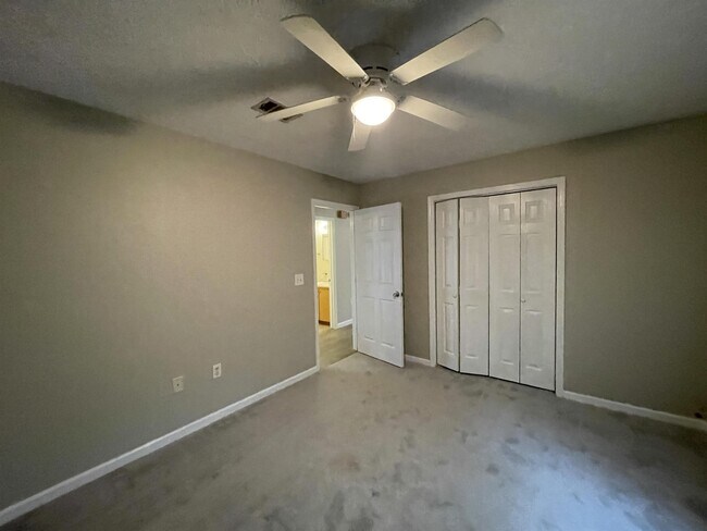 Building Photo - 487 Woodlawn Rd