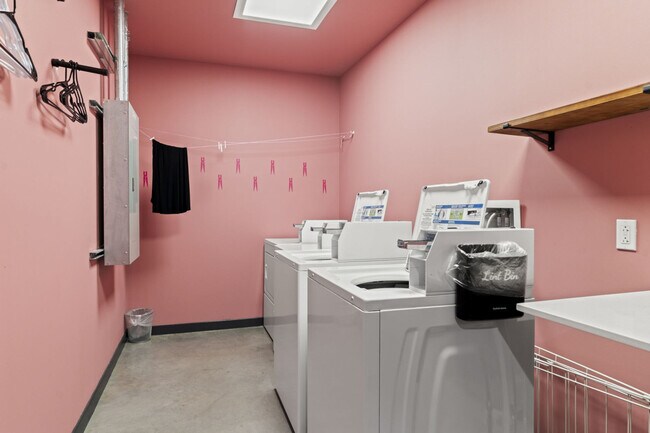 Building Photo - 501 N Perth St