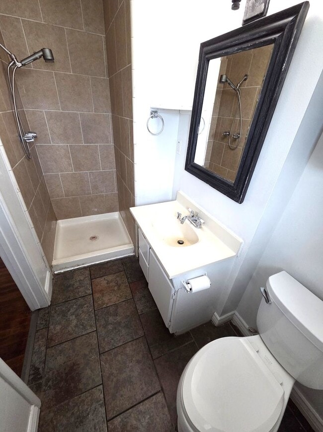 Building Photo - Charming 3 Bedroom 2 Bath Home