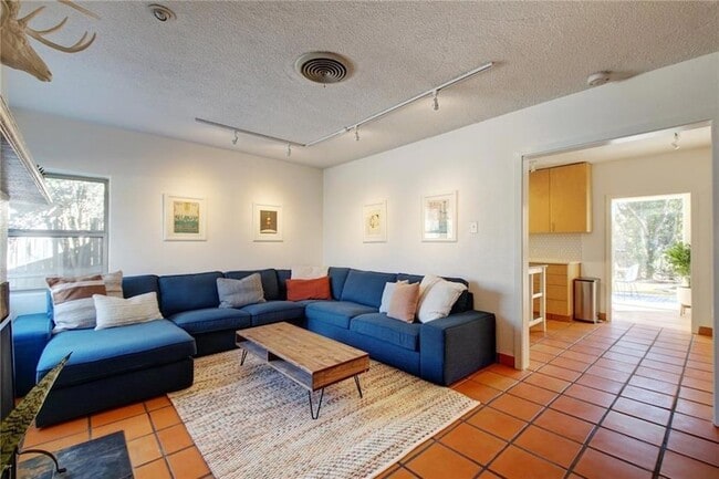 Building Photo - 3709 Vineland Dr