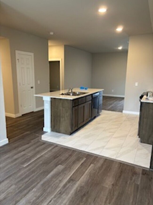 Building Photo - Stunning New Home!