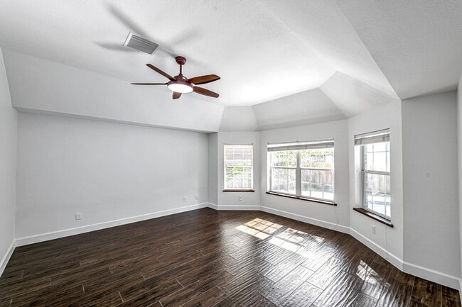 Building Photo - 6 Old River Pl