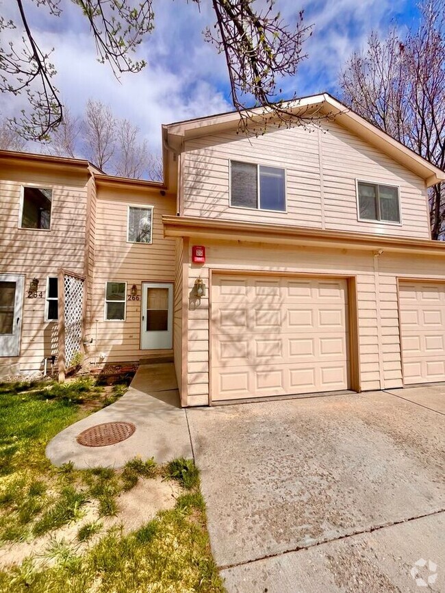 Building Photo - Beautifully Maintained 2 Bedroom 2.5 Bath ...