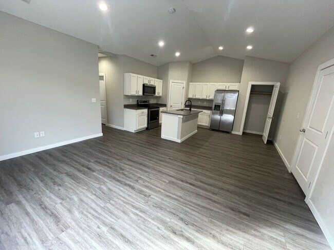 Building Photo - 13544/46 Haskell