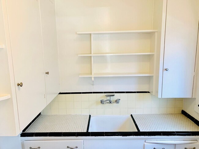 Building Photo - LIVE BY THE BEACH! 1BD/1BA OCEAN BEACH APARTMENT + PRIVATE GARAGE & LAUNDRY!!!