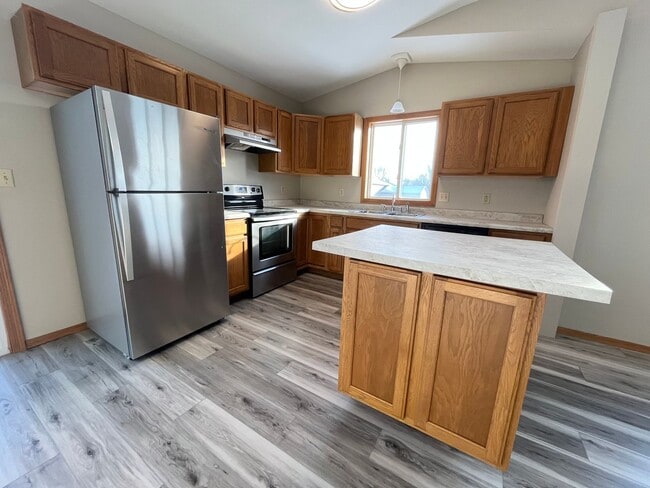 Building Photo - 5 Bed/2 Bath West Side Home!