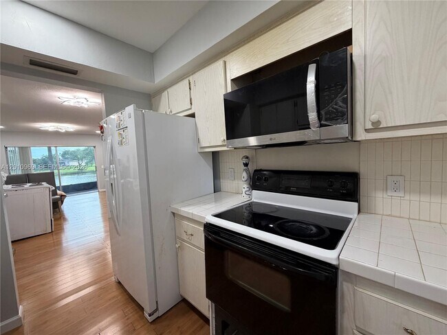 Building Photo - 2461 SW 82nd Ave