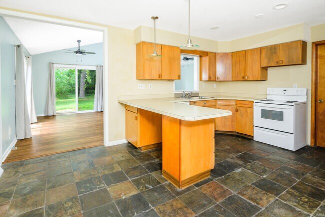 Building Photo - 117 N Hillsdale Dr