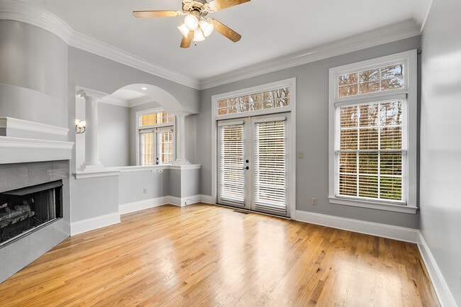 Building Photo - 331 Carpenter Dr NE