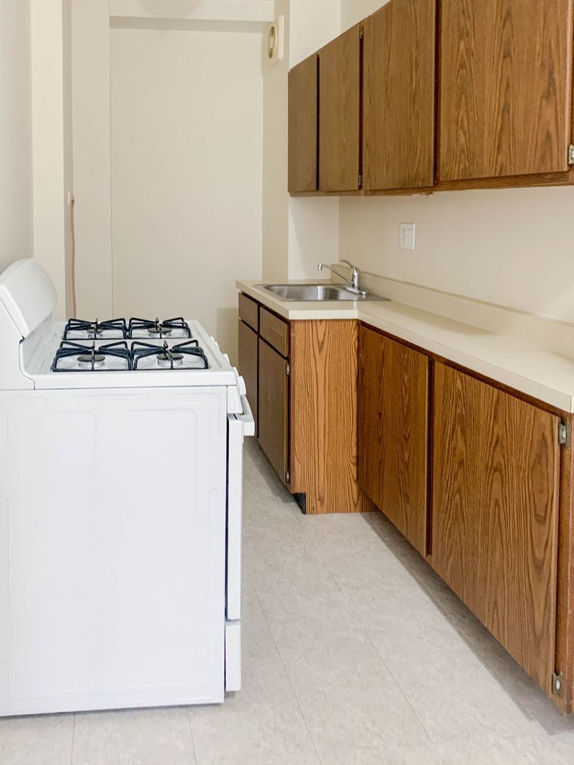 Building Photo - 531 W Briar Pl