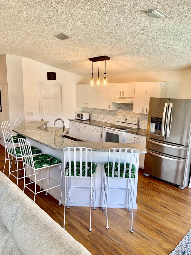 Building Photo - 993 E 13th Sq