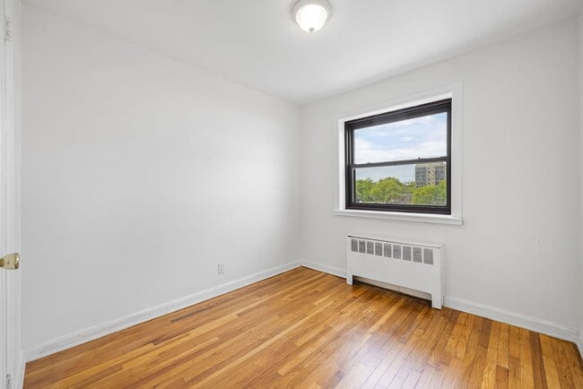 Building Photo - 2335 Hudson Terrace